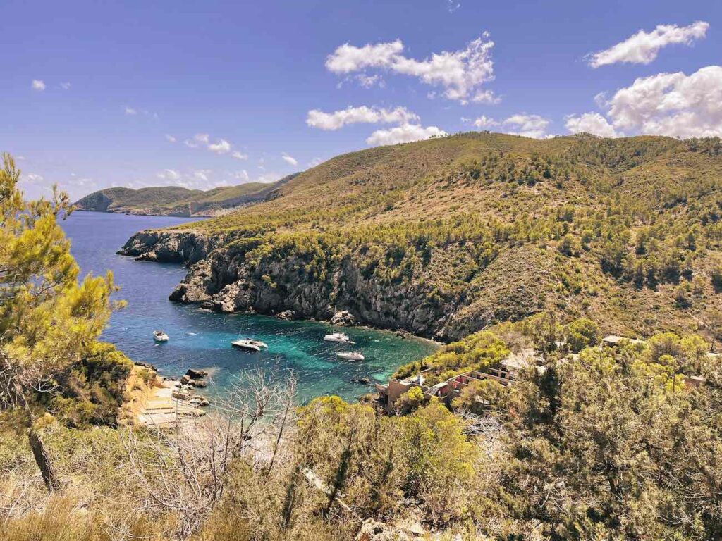 Ontspan op ibiza: de beste 7 manieren om 11 te ontspannen op ibiza Cala den serra strand ibiza spanje europa • relaxen op ibiza
