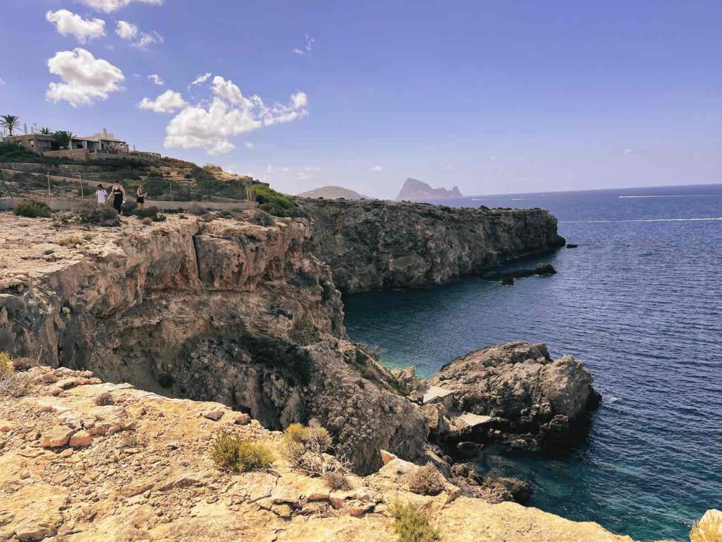 Relaxen op ibiza: de beste 7 manieren 5 relaxen op ibiza Kustlijn ibiza van grot tot ruimte en tijd spanje europa 7 • relax op ibiza