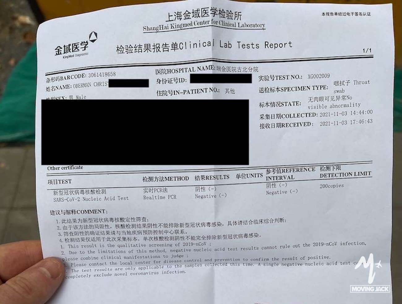 Een hand houdt een geprint klinisch testrapport vast van het Shanghai Kingmed Center for Clinical Laboratory, waarop negatieve SARS-CoV-2-resultaten staan vermeld – een essentieel onderdeel van het leven in Shanghai. Enkele persoonlijke gegevens zijn om privacyredenen onleesbaar gemaakt. -Copyright-moving-jack.com