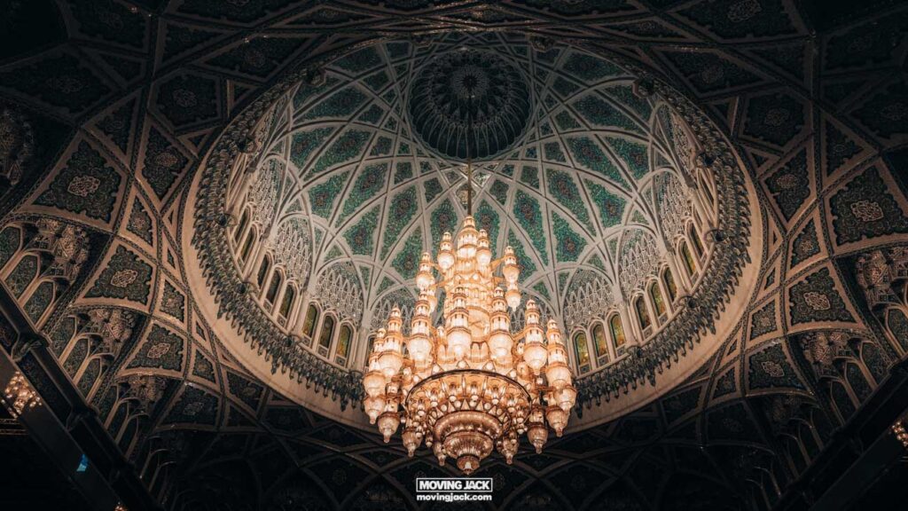 Een sierlijke kroonluchter siert het plafond van de Sultan Qaboos-moskee.