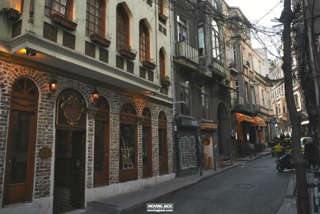 Hoe 3 dagen in Istanbul door te brengen: top 10 dingen om te doen 7 Hoe 3 dagen in Istanbul door te brengen Architectuur gebouwen straten van istanbul waar istanbul beroemd om3 copyright moving jack • hoe 3 dagen in istanbul door te brengen