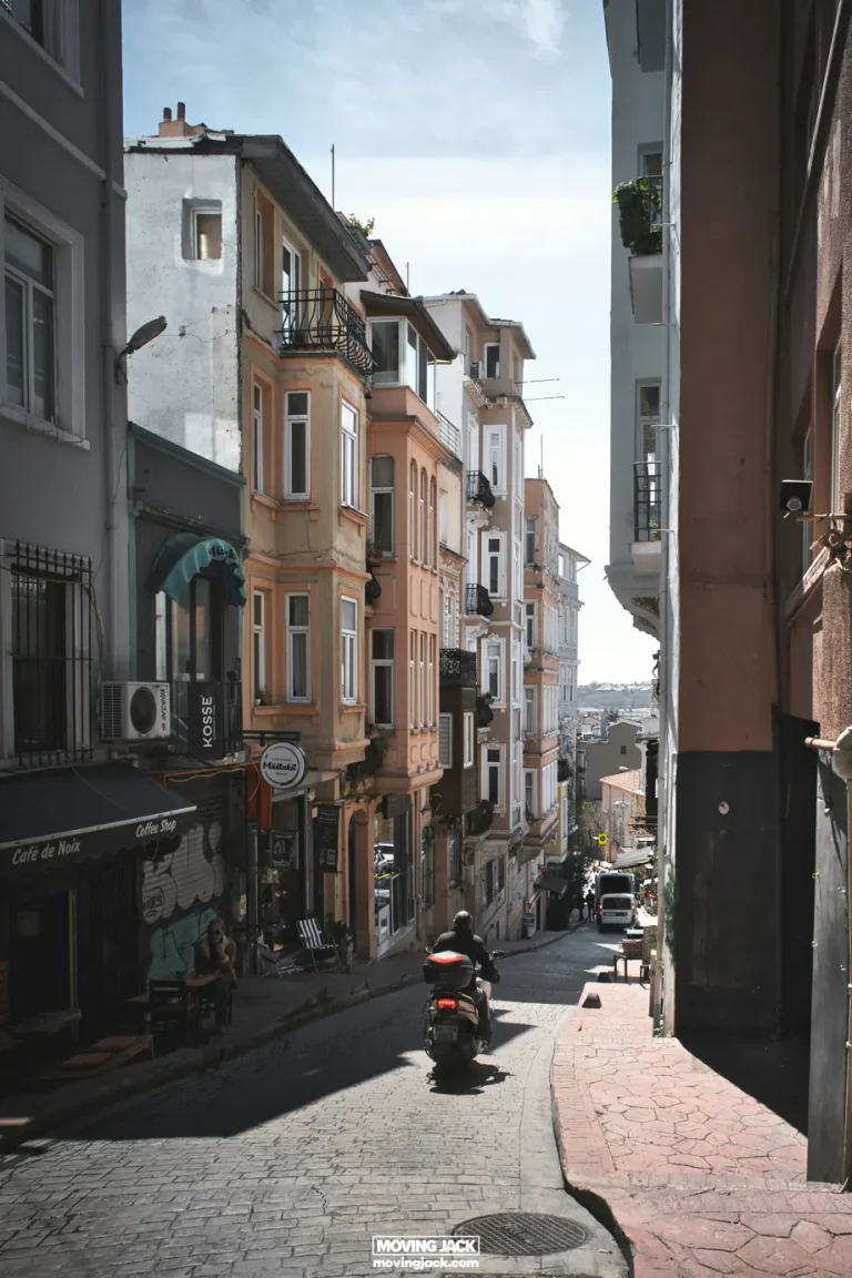 Hoe 3 dagen in Istanbul door te brengen: top 10 dingen om te doen 4 Hoe 3 dagen in Istanbul door te brengen Architectuur gebouwen straten van istanbul waar istanbul beroemd om35 copyright moving jack • hoe 3 dagen in istanbul door te brengen