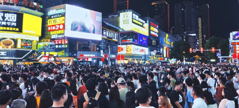 Waar te verblijven in Shanghai: 5 leukste wijken + beste hotels 40 waar te verblijven in Shanghai 's Nachts verzamelt zich een grote menigte op een felverlichte stadsstraat, omringd door kleurrijke billboards en hoge gebouwen – een tafereel dat doet denken aan het verkennen van de beste plekken om te overnachten in Shanghai. -copyright-moving-jack.com