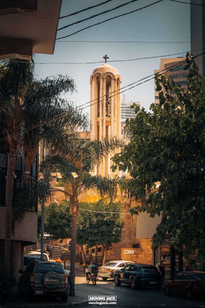 Restaurants en coffeeshops in Beiroet: beste 11 · Libanon 12 coffeeshops, restaurants in Beiroet Een kerk met een klokkentoren midden in een stad.