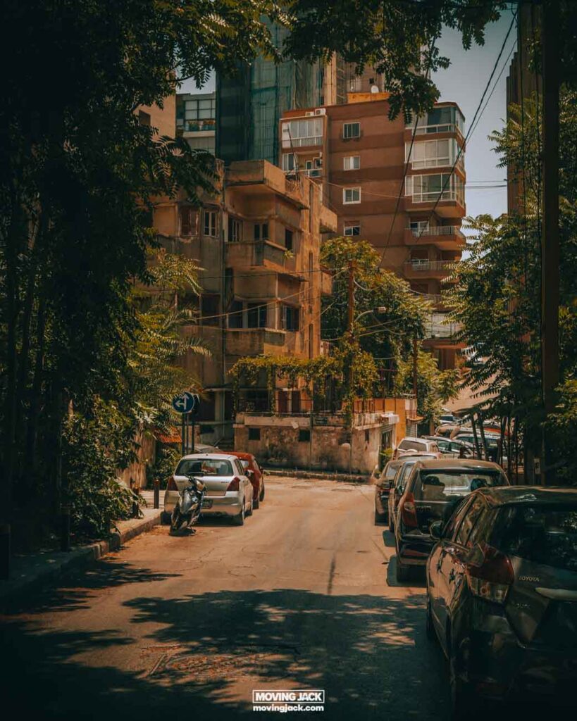 Restaurants en coffeeshops in Beiroet: beste 11 · Libanon 13 coffeeshops, restaurants in Beiroet Auto's geparkeerd op straat in een stad.