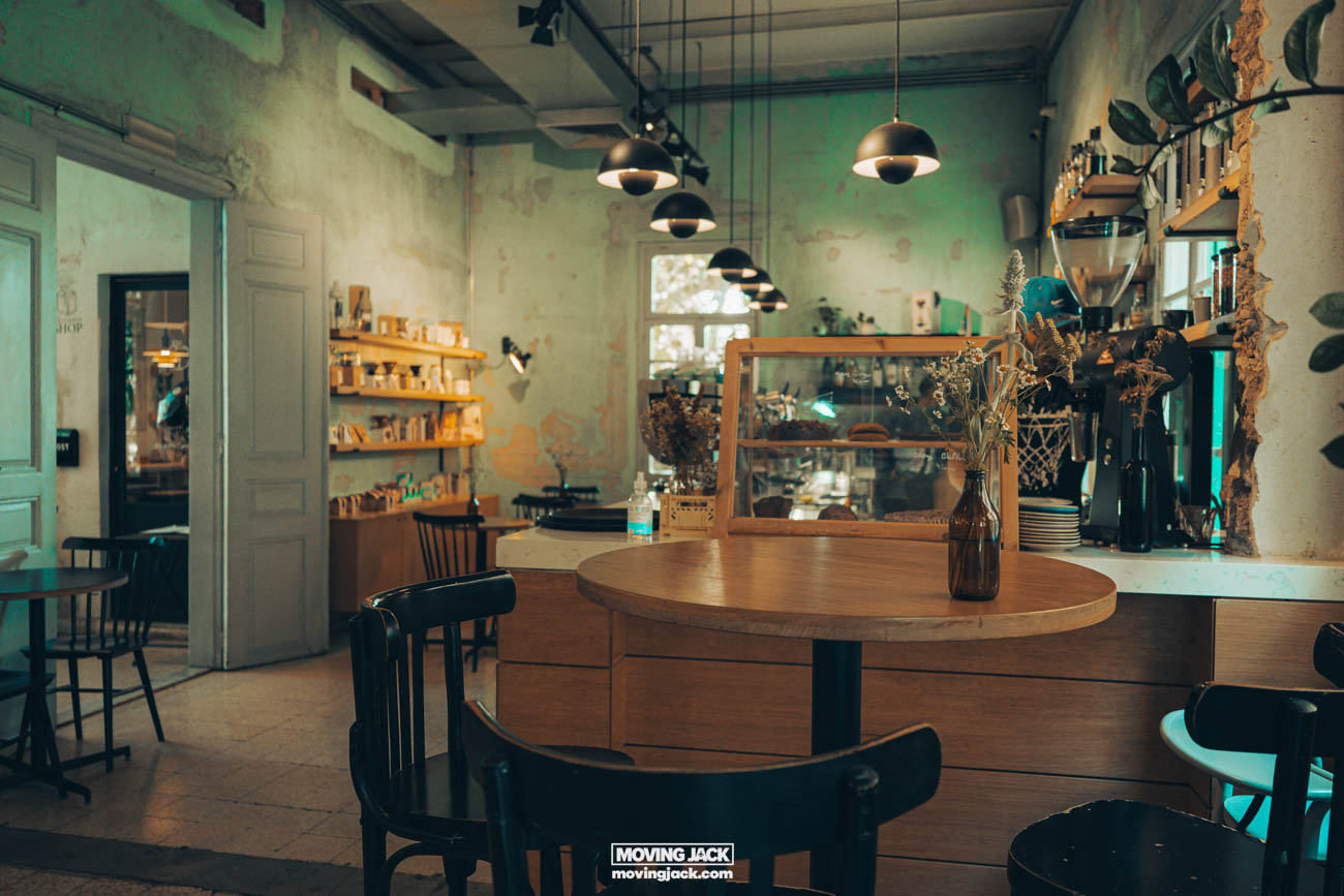 Een houten tafel en stoelen in een restaurant.