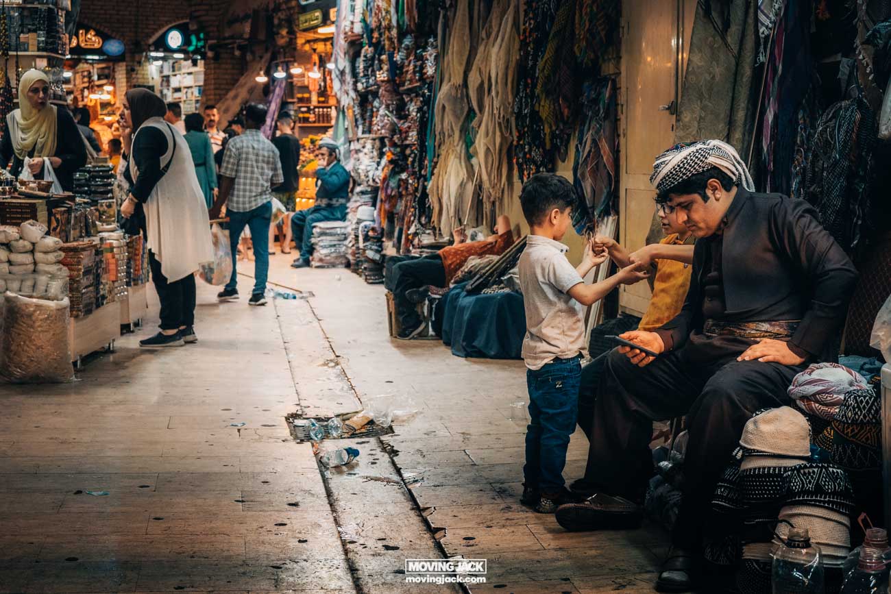 Waarom Iraaks Koerdistan bezoeken? 9 echte redenen waarom u 21 Iraaks Koerdistan moet kennen Een man en een kind op een markt nabij de citadel van Erbil in Iran.