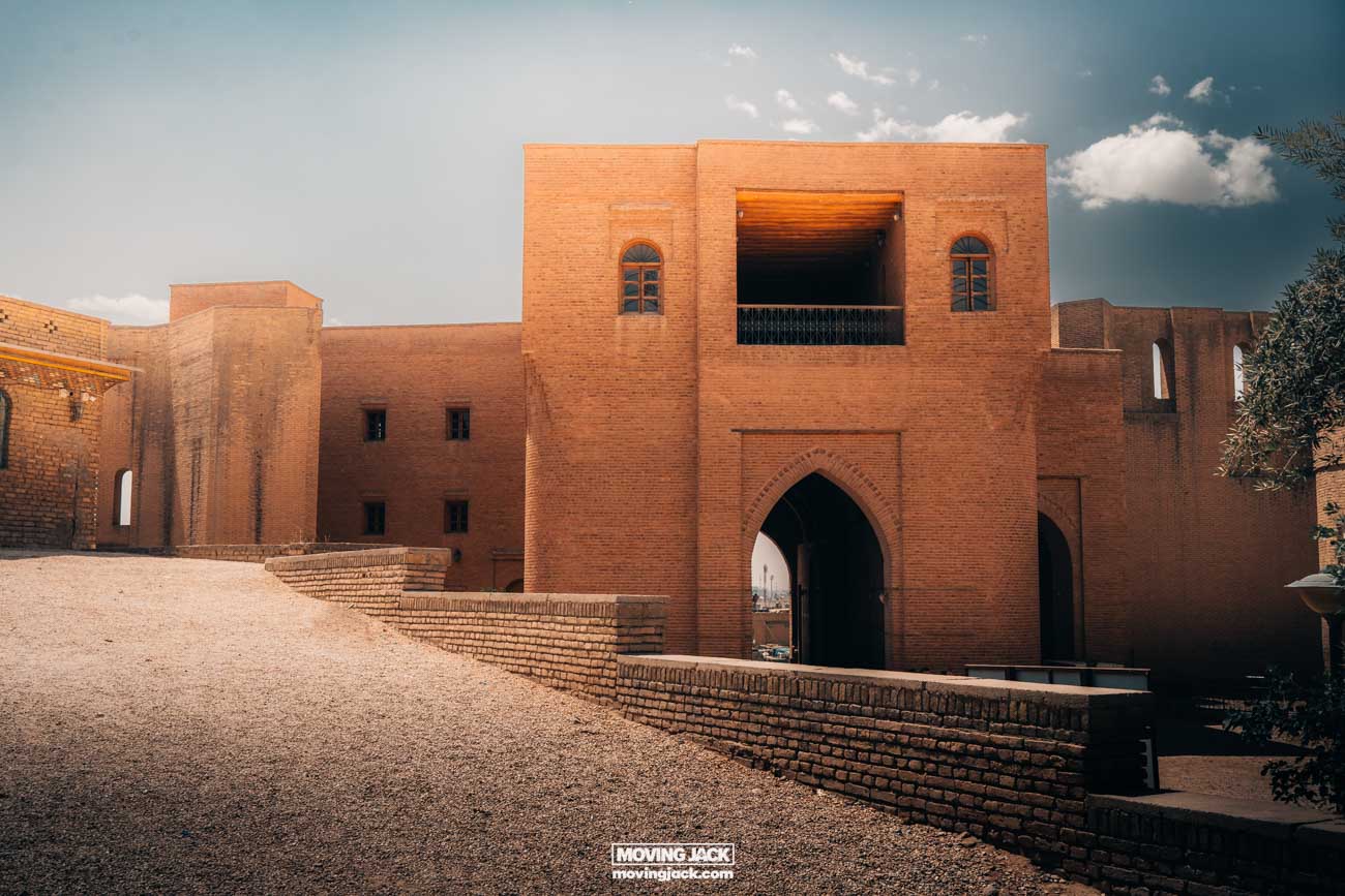 Zijn Iraaks Koerdistan en Erbil veilig? Complete veiligheidsgids (2025) 3 Koerdistan, is Koerdistan veilig? Traditionele baksteenarchitectuur onder een helderblauwe lucht.