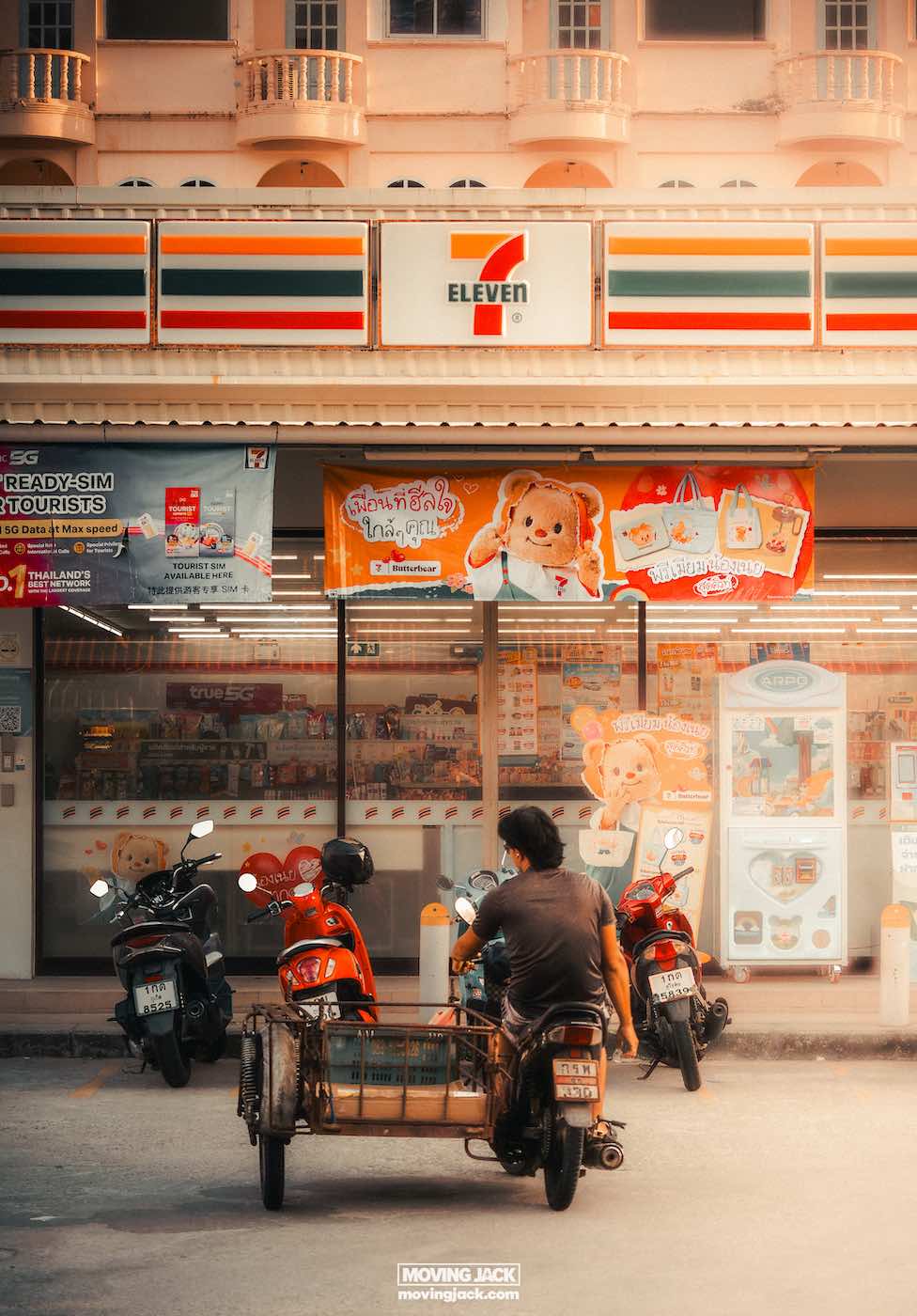 Waarom Phuket Thailand bezoeken? 10 onverslaanbare redenen om te gaan 3 redenen om Phuket te bezoeken Een persoon op een motorfiets met zijspan, die zich misschien afvraagt waarom hij Phuket zou bezoeken, staat geparkeerd voor een drukke 7-Eleven-winkel, geflankeerd door twee andere gestroomlijnde motorfietsen. -copyright-moving-jack. Com