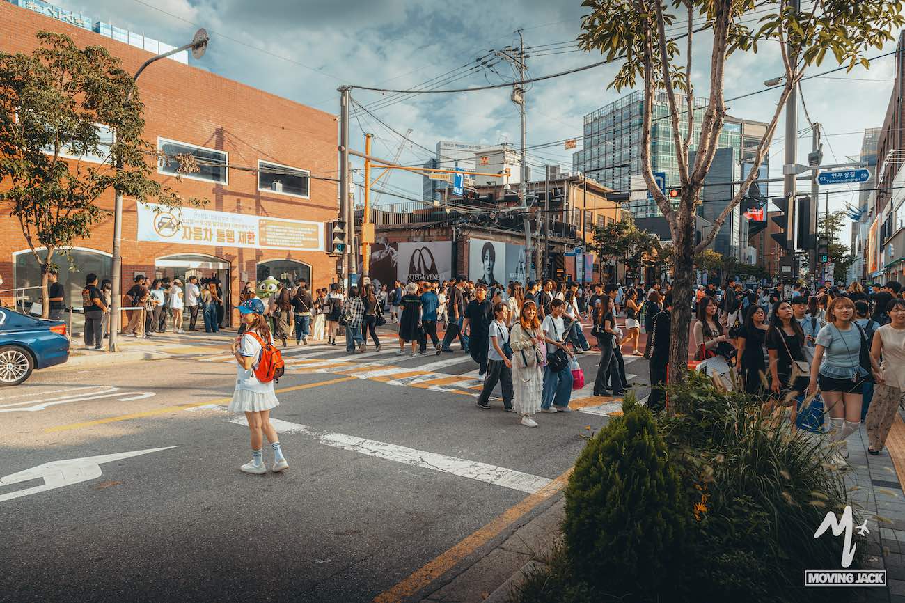 Een drukke stadsstraat vol voetgangers die op zoek zijn naar een accommodatie in Seoul.