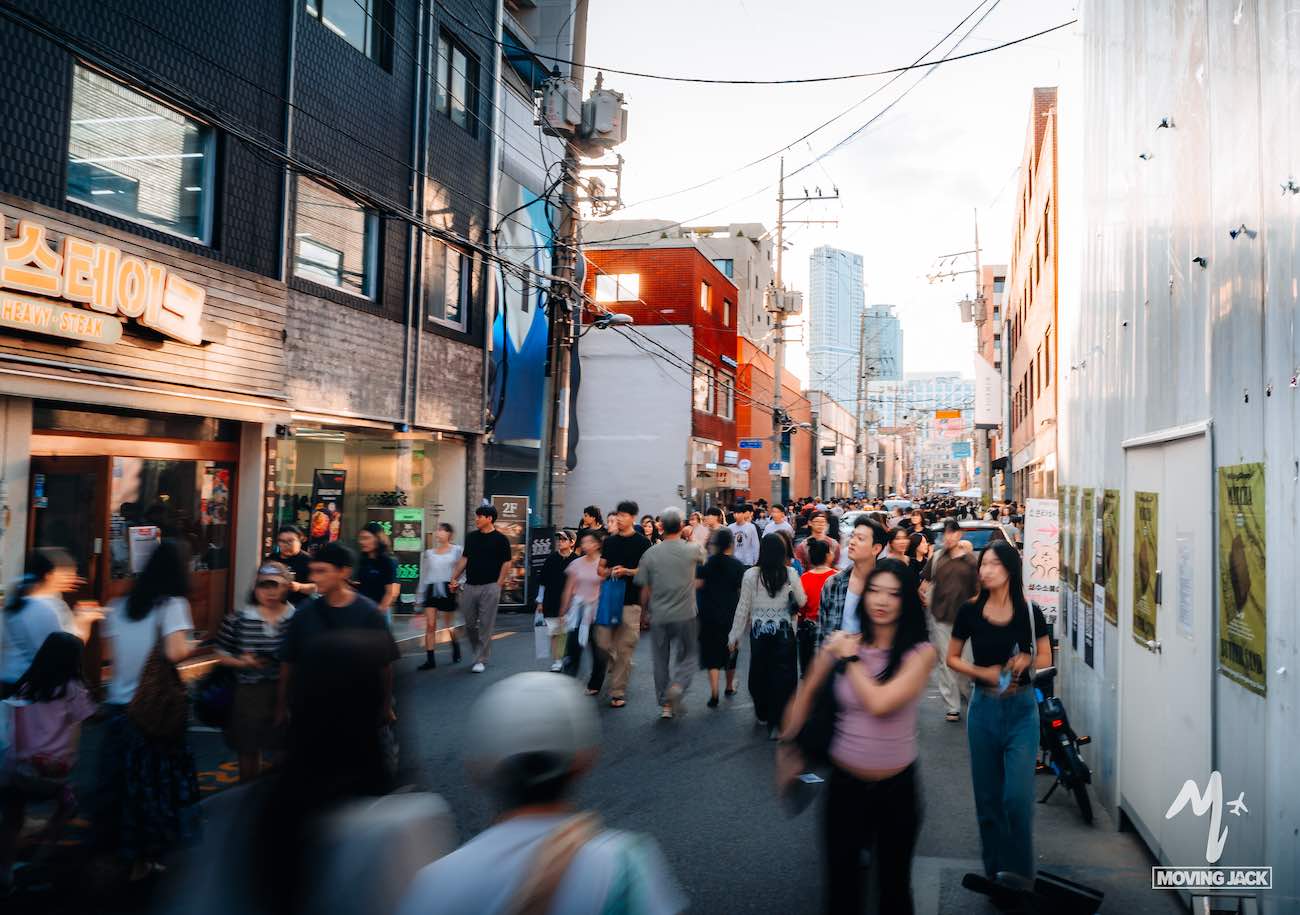 Een levendige scène die de energie van de stad vastlegt voor iedereen die op zoek is naar een accommodatie in Seoul.