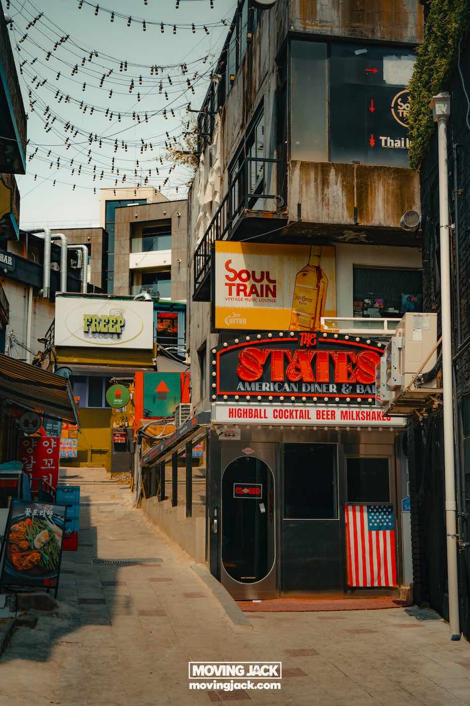 Is Seoul veilig? De ultieme insidergids voor toeristen en expats. 4 Is Seoul veilig? Een straat in Itaewon met een bord aan de voorkant. -copyright-moving-jack.com