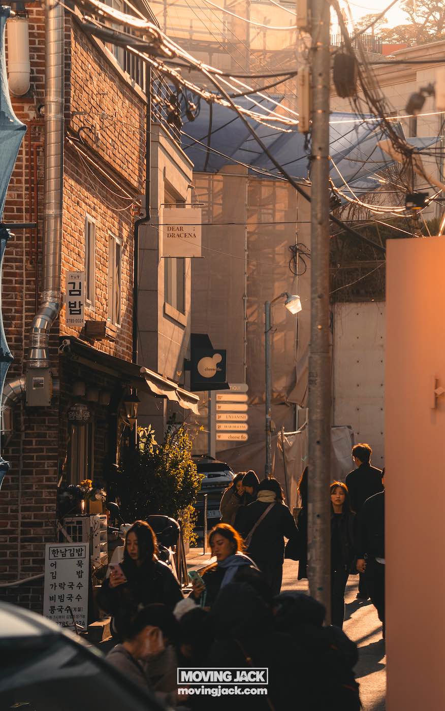 Reisroute Itaewon 2025: de beste eetgelegenheden, drankjes en uitgaansgelegenheden 17 Itaewon In de avondgloed gonst een smalle straat in Itaewon van leven, omringd door bakstenen gebouwen, elektriciteitspalen en opvallende borden in dit dichtbevolkte stadsgebied. -copyright-moving-jack.com
