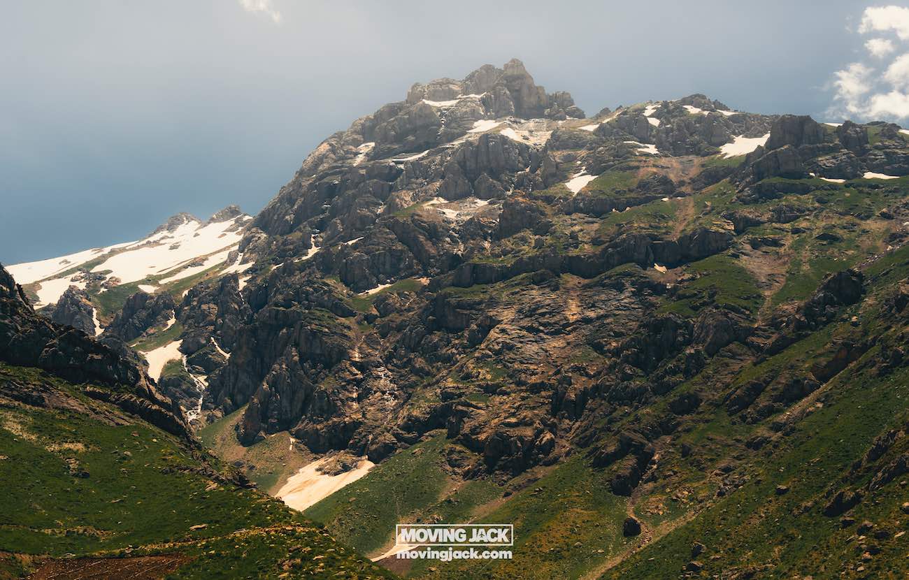 De beste tijd om Iraaks Koerdistan te bezoeken: een maand-tot-maand gids 3 beste tijden om Iraaks Koerdistan te bezoeken Rotsachtige bergtop met sneeuwplekken en groene vegetatie onder een heldere hemel. -copyright-moving-jack. Com