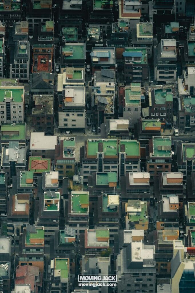 Wat te doen in Seoul: 13 unieke dingen om te doen + wat je beter kunt overslaan! 38 dingen om te doen in Seoul Luchtfoto van dicht opeengepakte stedelijke gebouwen met groene daken en gevarieerde architectuur. -copyright-moving-jack. Com