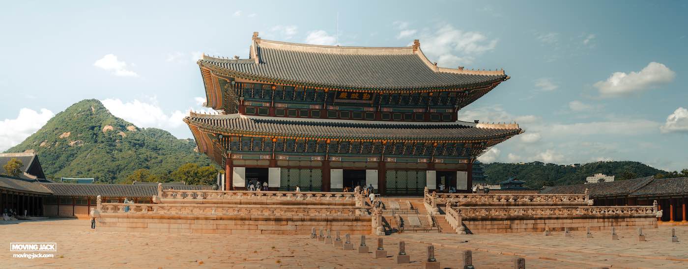 Gyeongbokgung paleis in Seoul, Zuid-Korea, met een berg op de achtergrond en een heldere lucht erboven. -copyright-moving-jack. Com