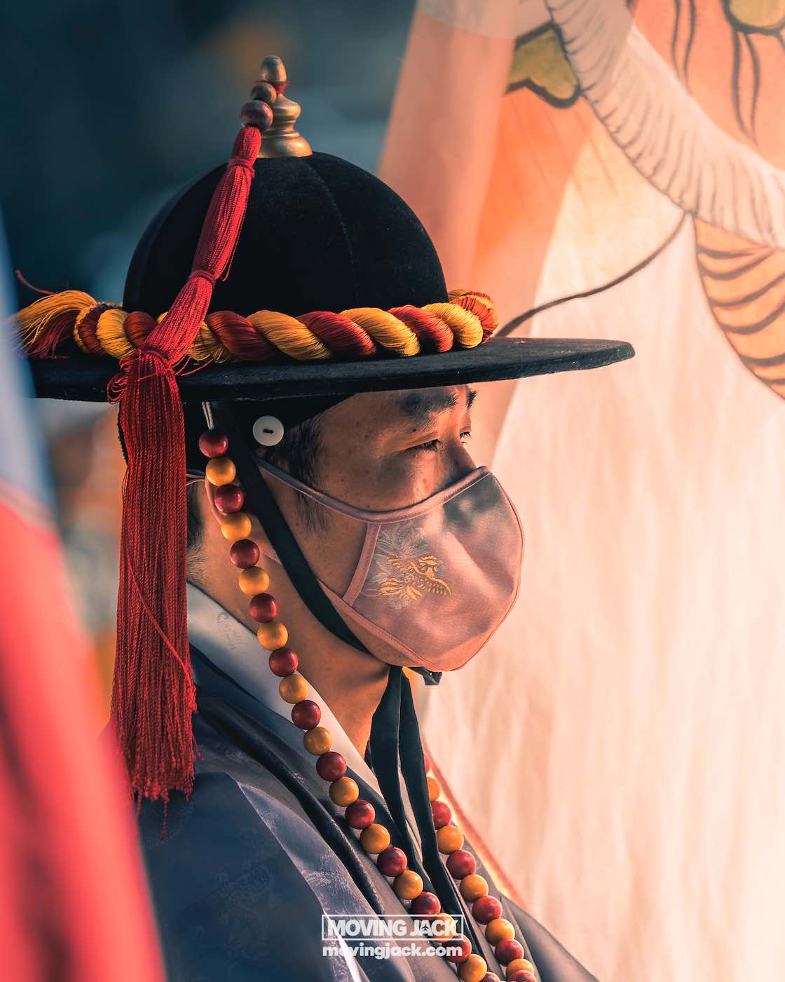 Wat te doen in Seoul: 13 unieke dingen om te doen + wat je beter kunt overslaan! 10 dingen om te doen in Seoul Persoon die een traditionele hoed met kleurrijke versieringen, een kralenketting en een masker draagt. -copyright-moving-jack. Com