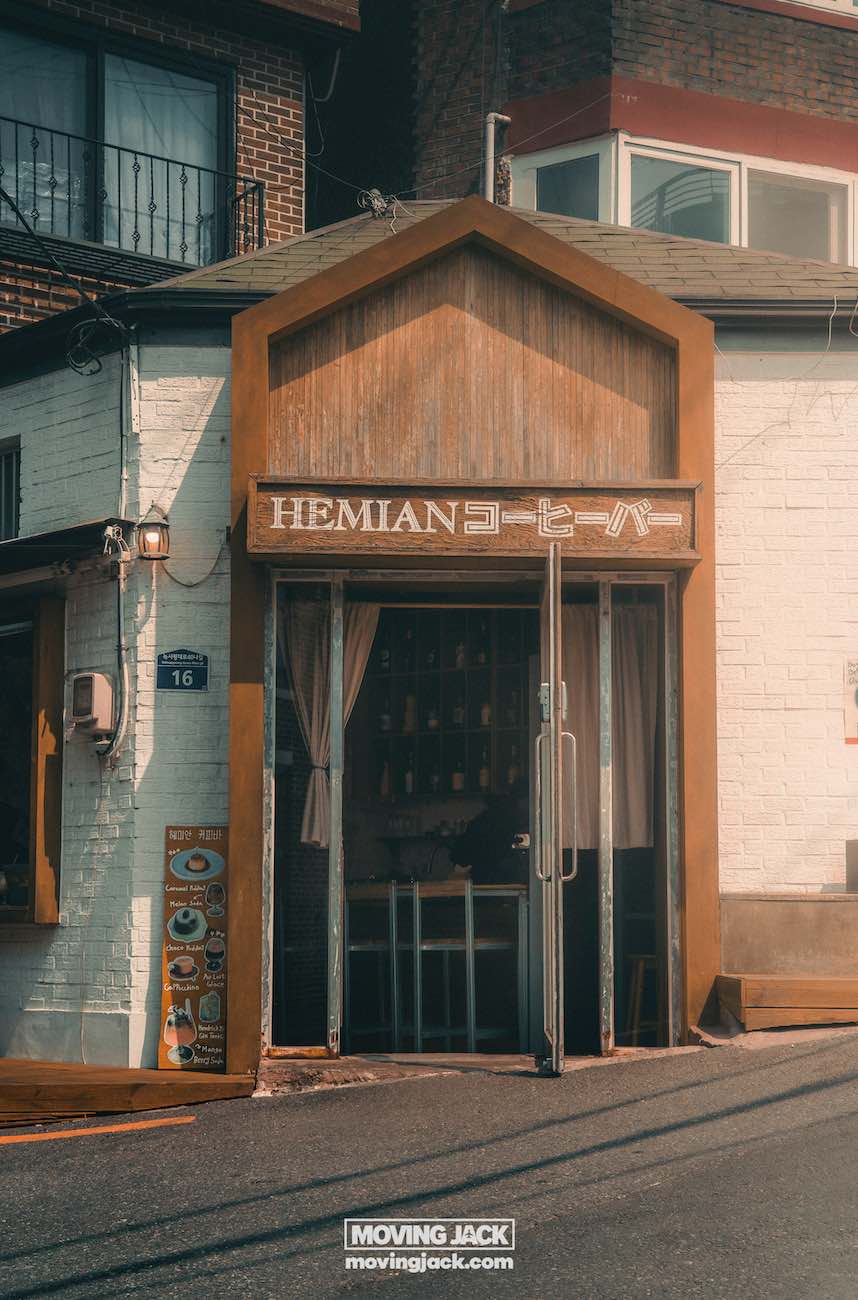 Reisroute Itaewon 2025: de beste eetgelegenheden, drankjes en uitgaansgelegenheden 11 Itaewon Een klein koffiehuisje met een rustieke bruine gevel, grote glazen deuren en een bord met de tekst "hemian coffee bar" in het Engels en Japans. -copyright-moving-jack.com
