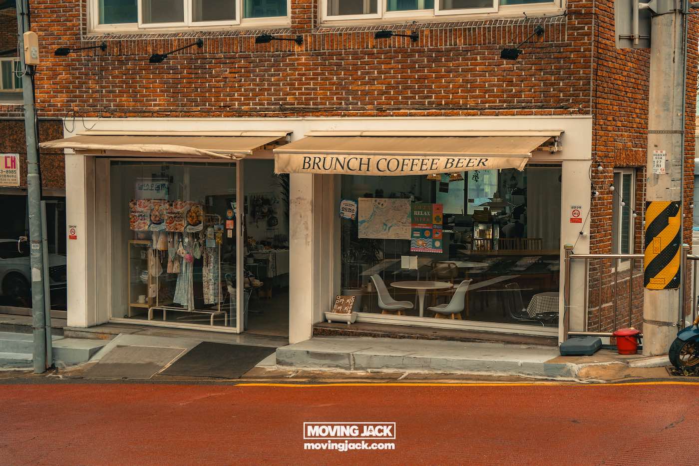 Gemakkelijk weekend in Busan met een peuter: 2-daagse reisroute voor gezinnen 14 Busan, weekend in Busan Straatbeeld van een klein bakstenen gebouw met een café met een bordje met de tekst "brunch coffee beer" en grote ramen die een gezellig interieur laten zien. -copyright-moving-jack.com