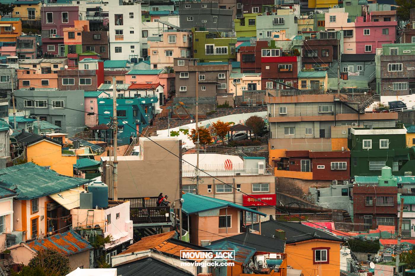 Gemakkelijk weekend in Busan met een peuter: 2-daagse reisroute voor gezinnen 11 Busan,weekend in Busan Een dichtbevolkte wijk op een heuvel met kleurrijke huizen die dicht op elkaar staan, met een mix van pasteltinten en opvallende tinten. -copyright-moving-jack.com