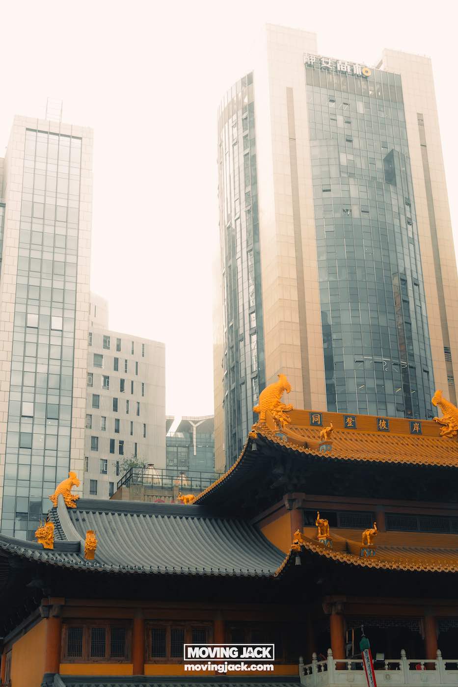 Waar te verblijven in Shanghai: 5 leukste wijken + beste hotels 20 waar te verblijven in Shanghai Een traditionele tempel met sierlijke gouden dakversieringen staat voor moderne hoogbouw, wat de unieke mix van oud en nieuw weerspiegelt die kenmerkend is voor de accommodaties in Shanghai. -copyright-moving-jack.com
