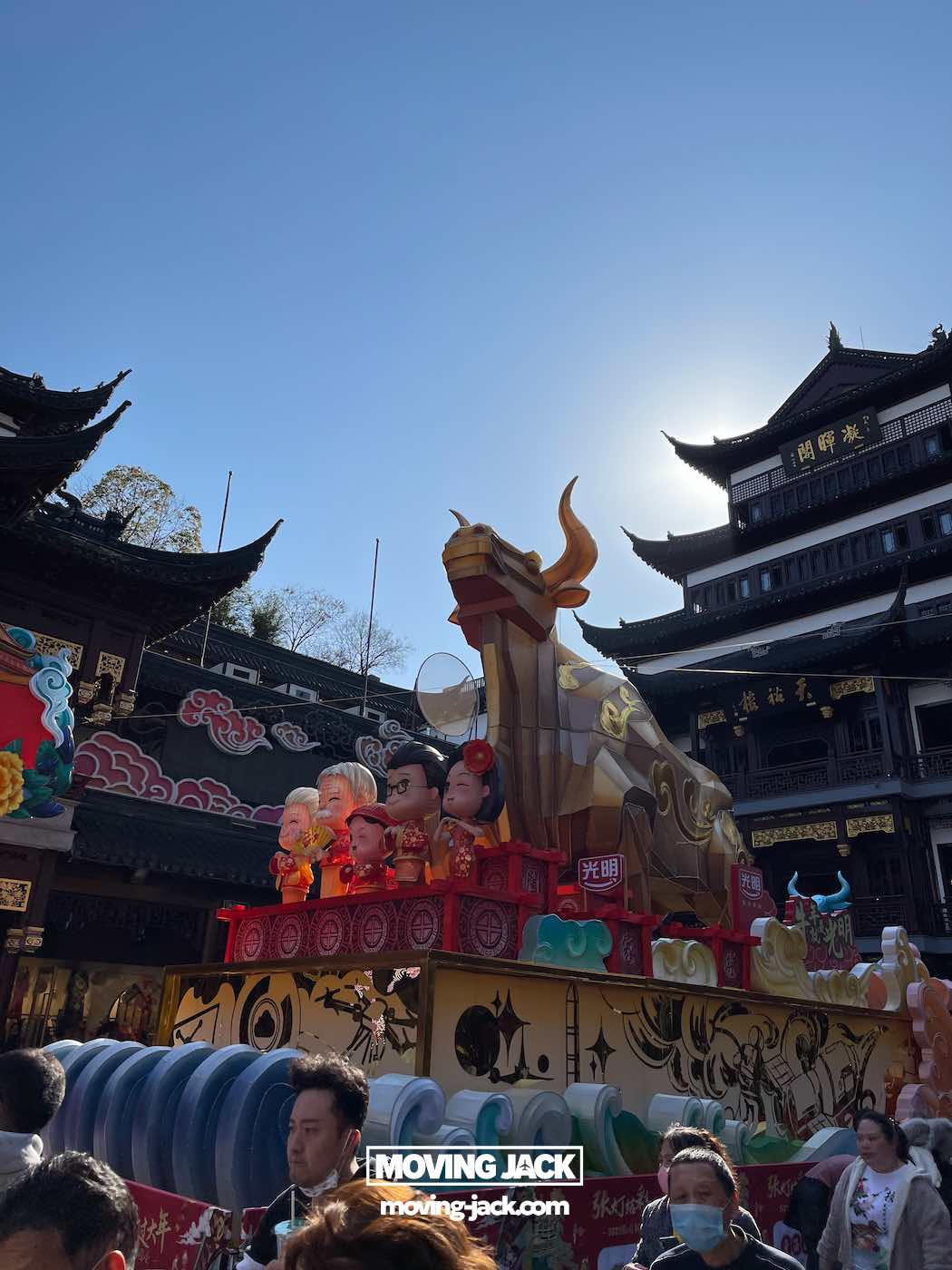 Is je tuin een bezoek waard in 2025? Complete gids & eerlijke lokale review 3 Is je tuin een bezoek waard? Een versierde praalwagen met een gouden draak en kinderfiguren beweegt zich door een traditionele Chinese architectonische setting in uw tuin, wat duidelijk maakt waarom uw tuin de moeite waard is om te bezoeken op een zonnige dag. -copyright-moving-jack.com