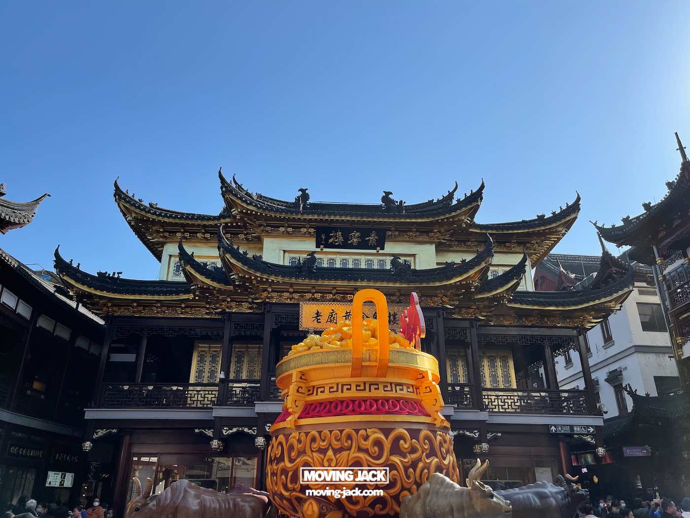 Is je tuin een bezoek waard in 2025? Complete gids & eerlijke lokale review 9 Is je tuin een bezoek waard? Traditioneel Chinees gebouw met sierlijke, trapsgewijze daken achter een grote decoratieve keteltentoonstelling; bezoekers verkennen de locatie onder een helderblauwe hemel, wat laat zien waarom uw tuin een bezoek waard is. -copyright-moving-jack.com
