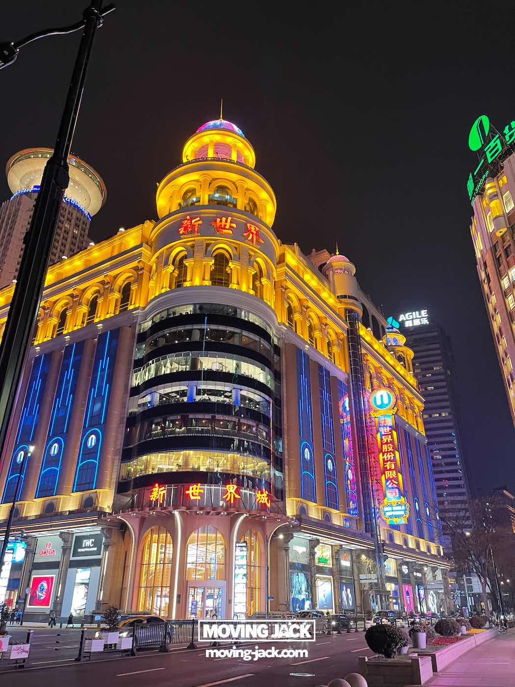 Shanghai 's nachts: beste handboek voor het nachtleven (2025) 9 Shanghai 's nachts Een felverlicht gebouw met meerdere verdiepingen, kleurrijke neonreclames en koepeltorens aan een stadsstraat, dat de levendige energie van Shanghai bij nacht vastlegt. -copyright-moving-jack.com