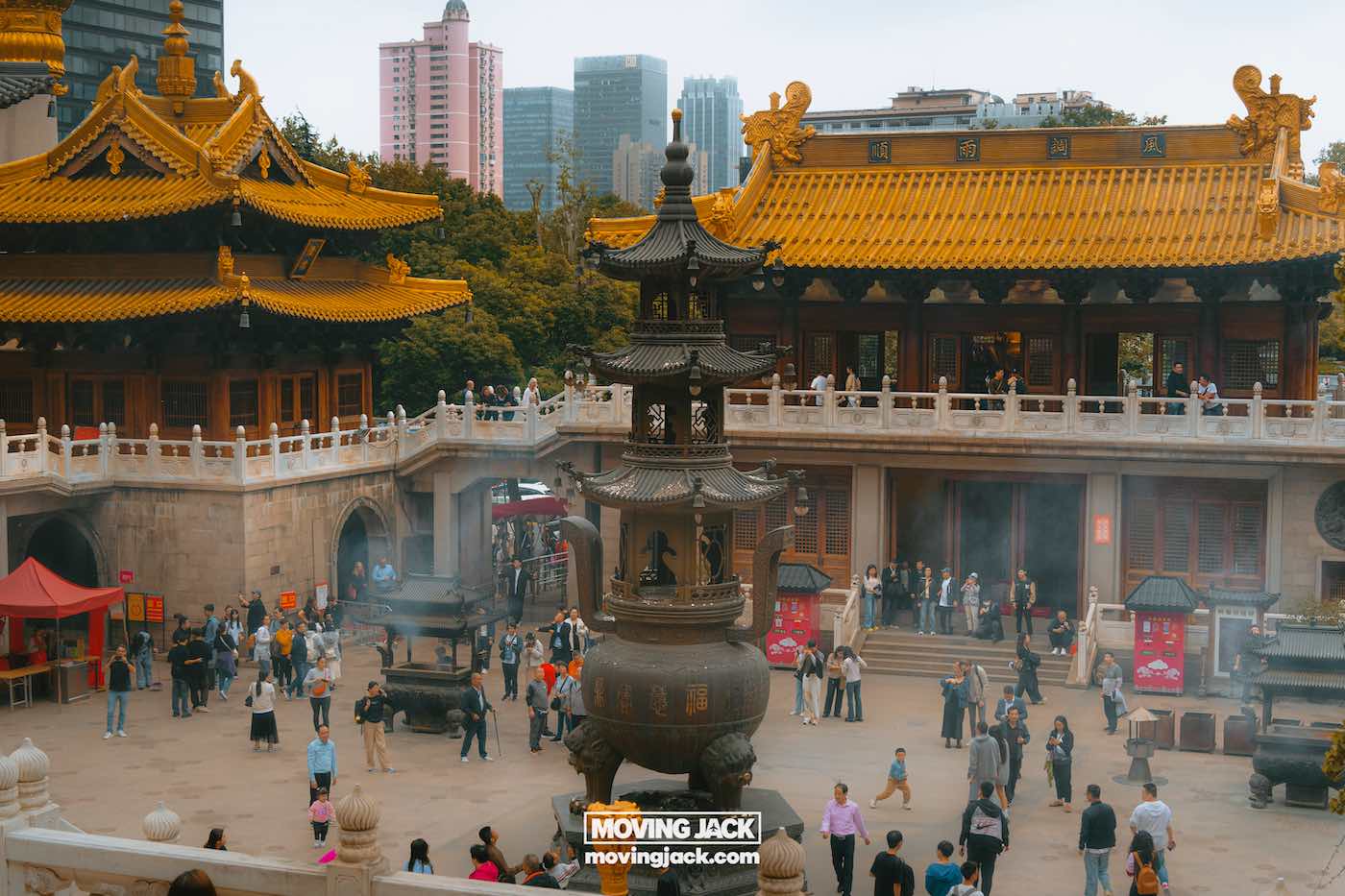 Is je tuin een bezoek waard in 2025? Complete gids & eerlijke lokale review 12 Is je tuin een bezoek waard? Mensen verzamelen zich op de binnenplaats van een traditionele Chinese tempel met sierlijke gouden daken, wierookbranders en stadsgebouwen op de achtergrond. Je vraagt je af: is je tuin een bezoek waard voor zulke authentieke culturele ervaringen? -copyright-moving-jack.com