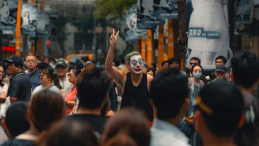 A man standing in the crowd performing his arts in taipei.