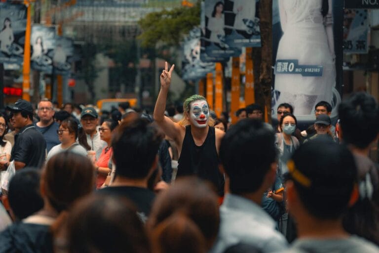 A man standing in the crowd performing his arts in taipei.