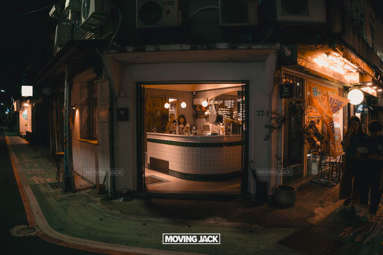 20+ best things to do in taipei (by an expert) 23 things to do in taipei A warmly lit, modern café on a street corner at night invites you in—a perfect stop among the many things to do in taipei. White tiles, plants, and large windows reveal a cozy interior as the quiet, dimly lit street sets a tranquil mood. -copyright-moving-jack. Com