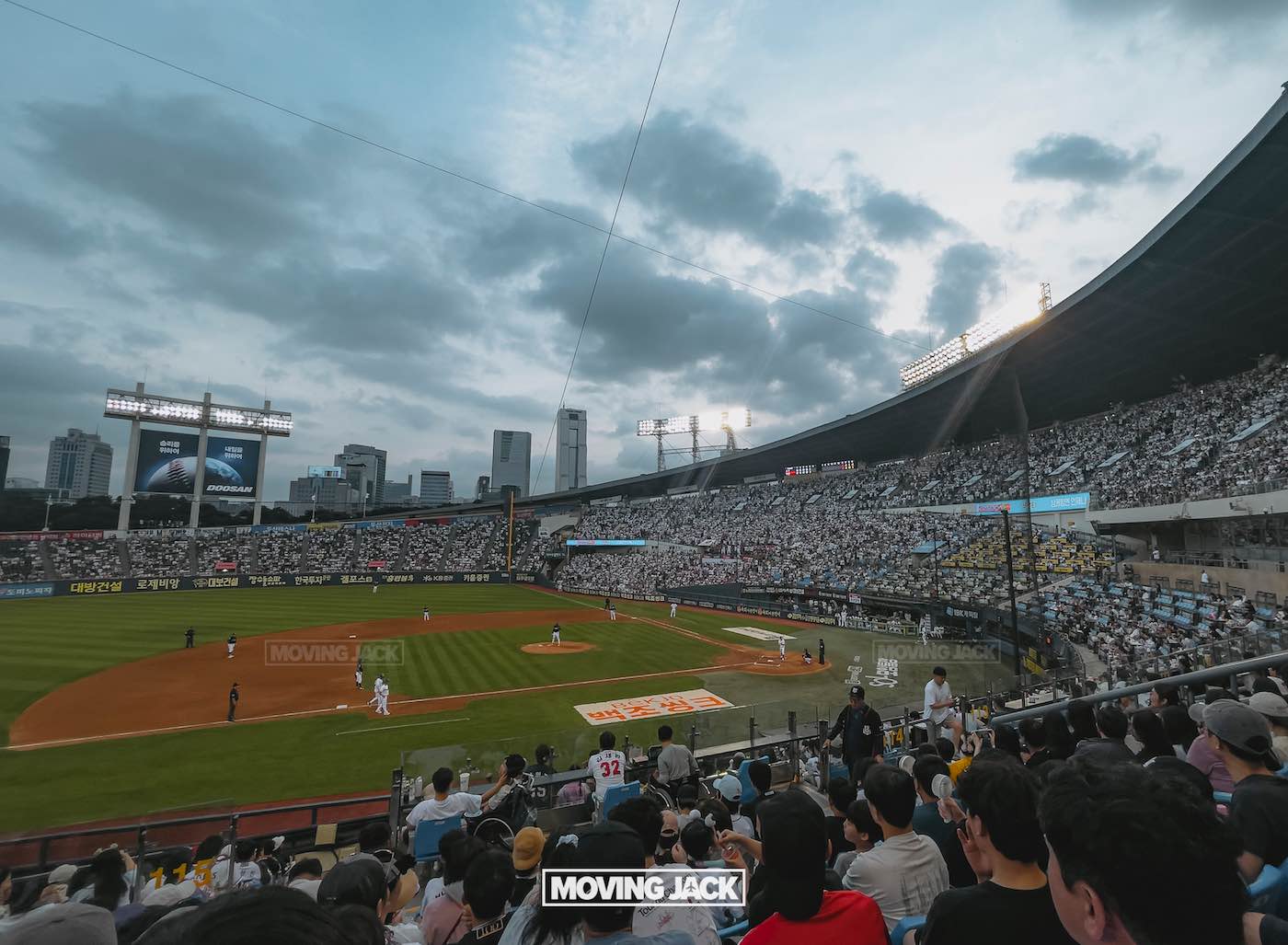 31 best free & cheap things to do in seoul (by an expert) 52 free things to do in seoul A large crowd watches a baseball game in a stadium at dusk, with city buildings visible in the background and floodlights illuminating the field—a favorite among free things to do in seoul. -copyright-moving-jack. Com