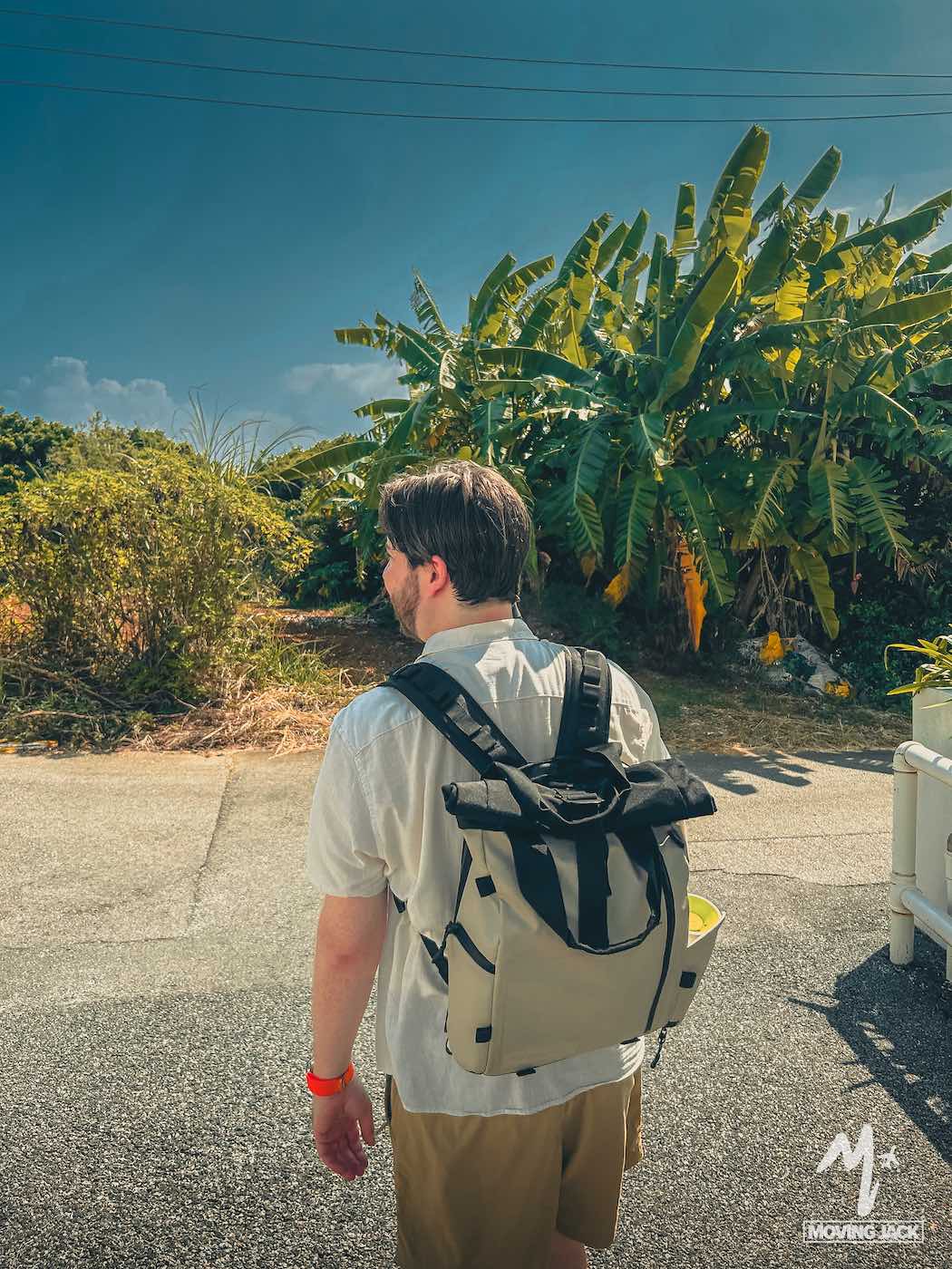 Jack wordt verplaatst naar zijn accommodatie in Okinawa.