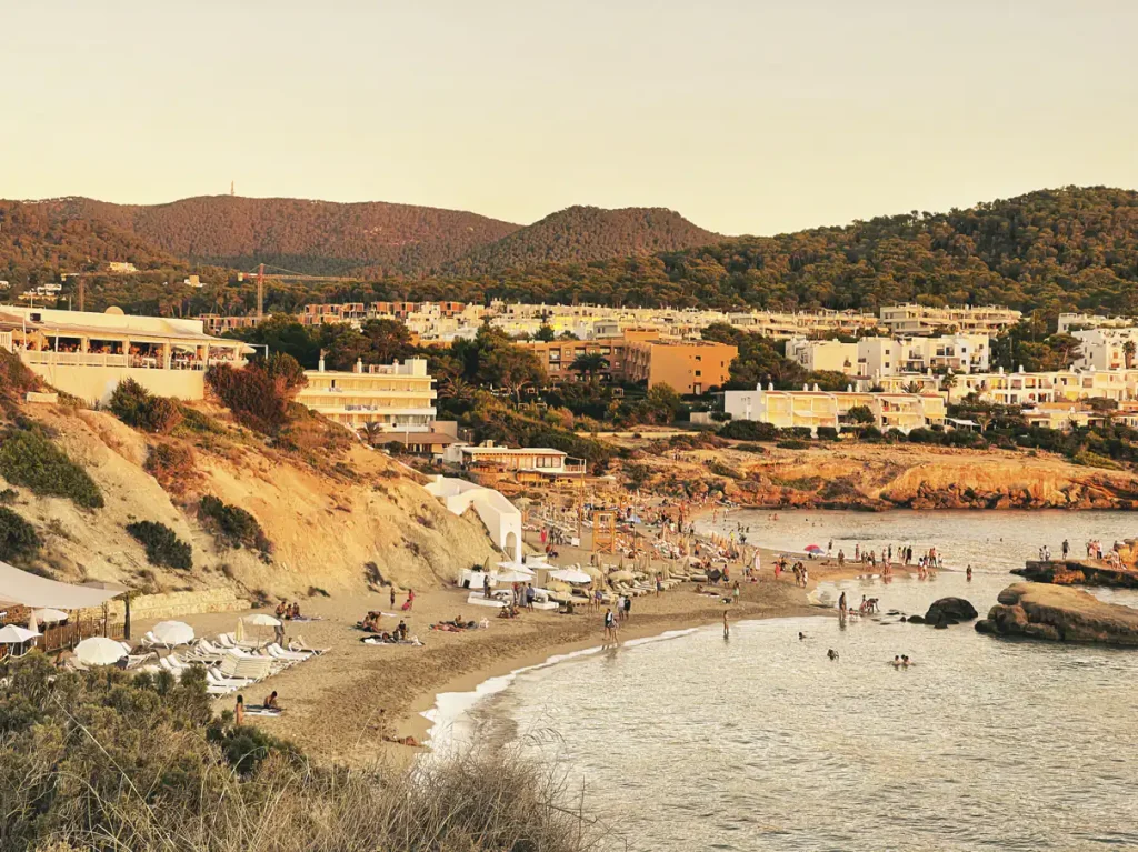 Relaxen op ibiza: de beste 7 manieren 14 relaxen op ibiza Cala tarida zonsondergang strand ibiza europa 1 movingjack • relaxen op ibiza