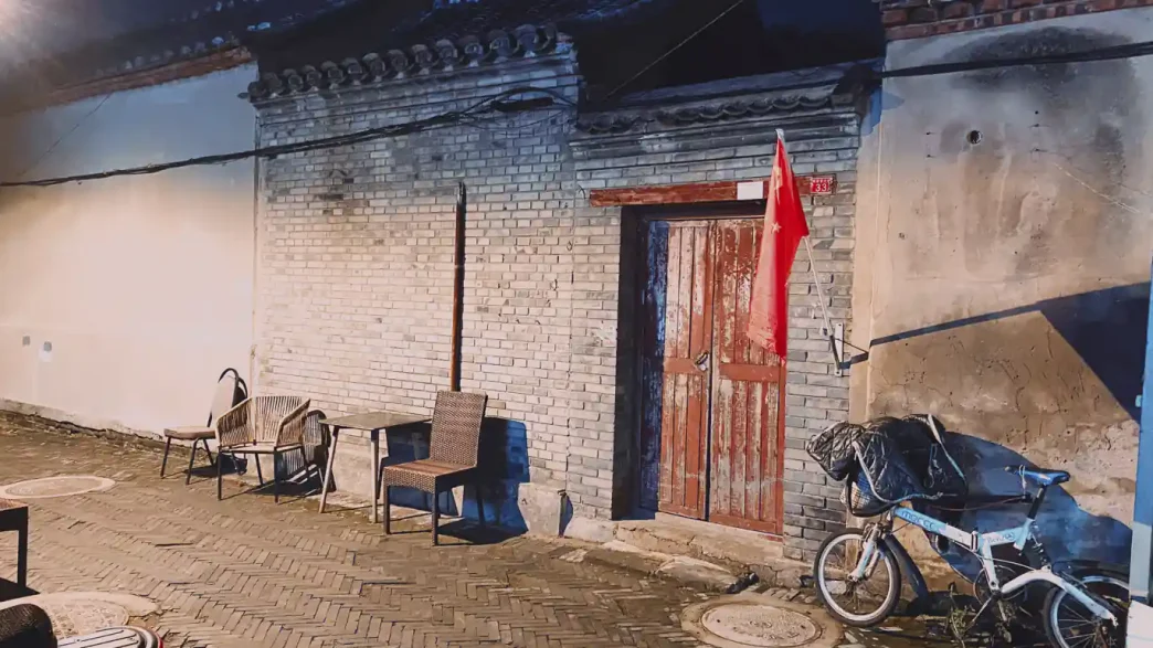 Chinese hutong china seheyuan beijing hutongs alley 1 movingjack • living in a hutong