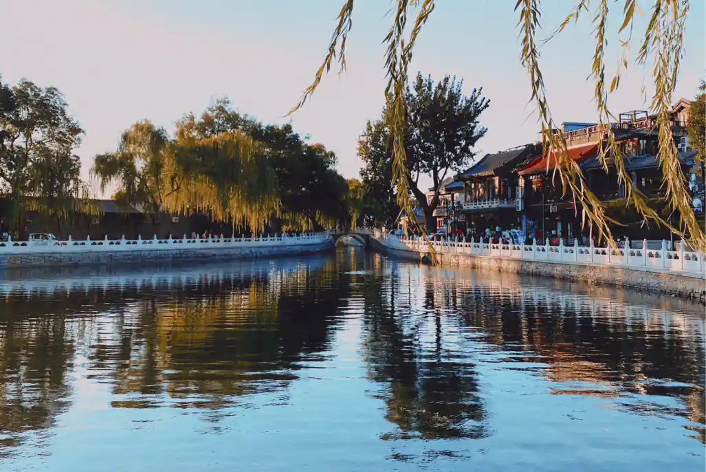 Living in a hutong in beijing: a complete overview 12 living in a hutong Chinese hutong china seheyuan beijing hutongs beihai hohai 4 movingjack • living in a hutong