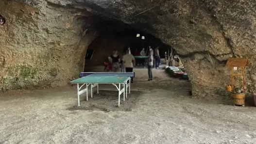 Echte man cave Irak movingjack •